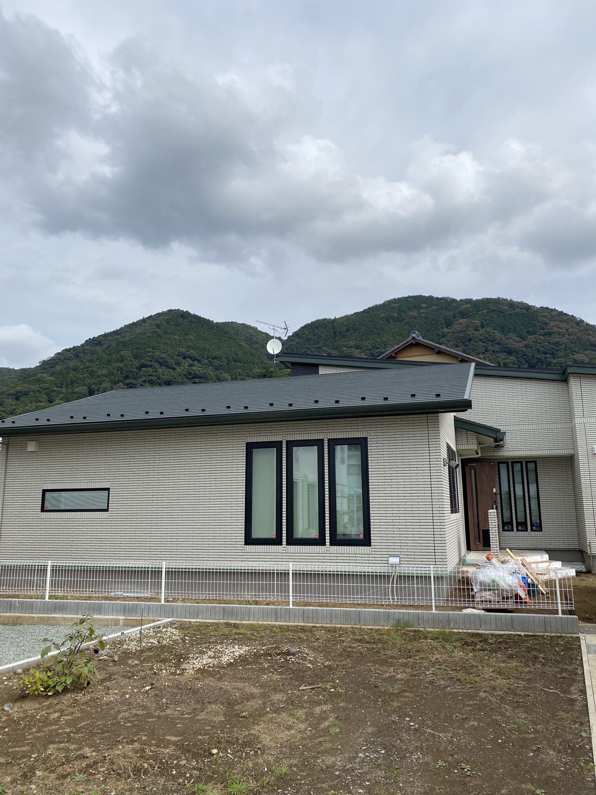 UHFアンテナとBS/CSアンテナを破風板に取り付けた戸建住宅