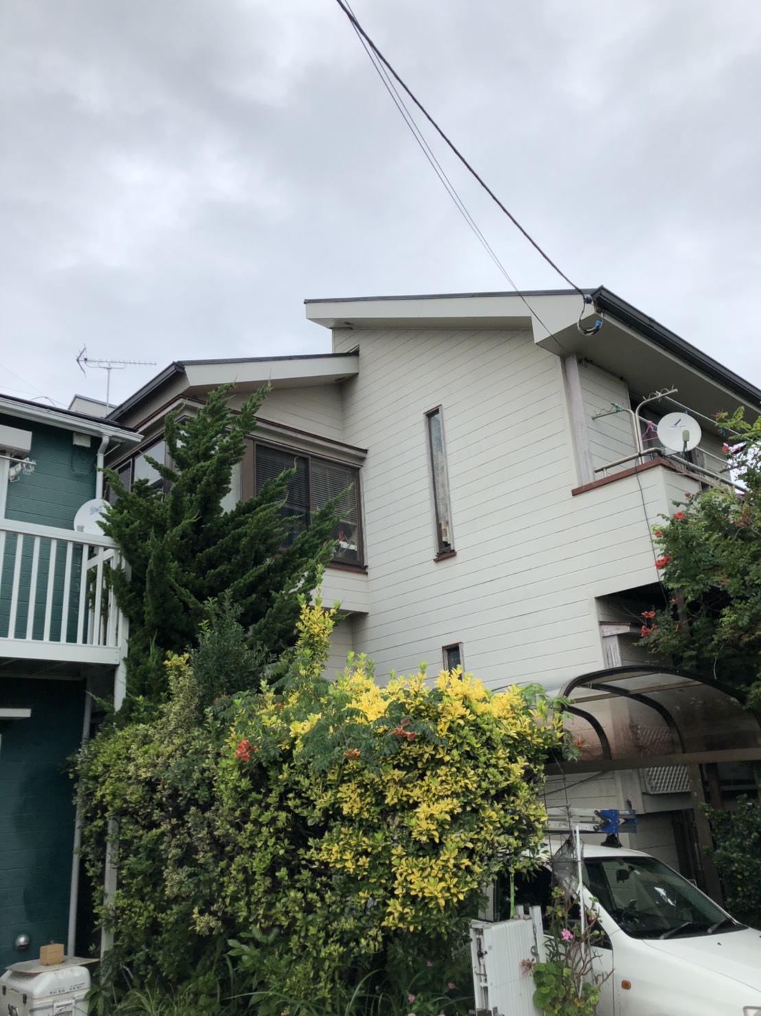 UHFアンテナを屋根上に設置した戸建住宅