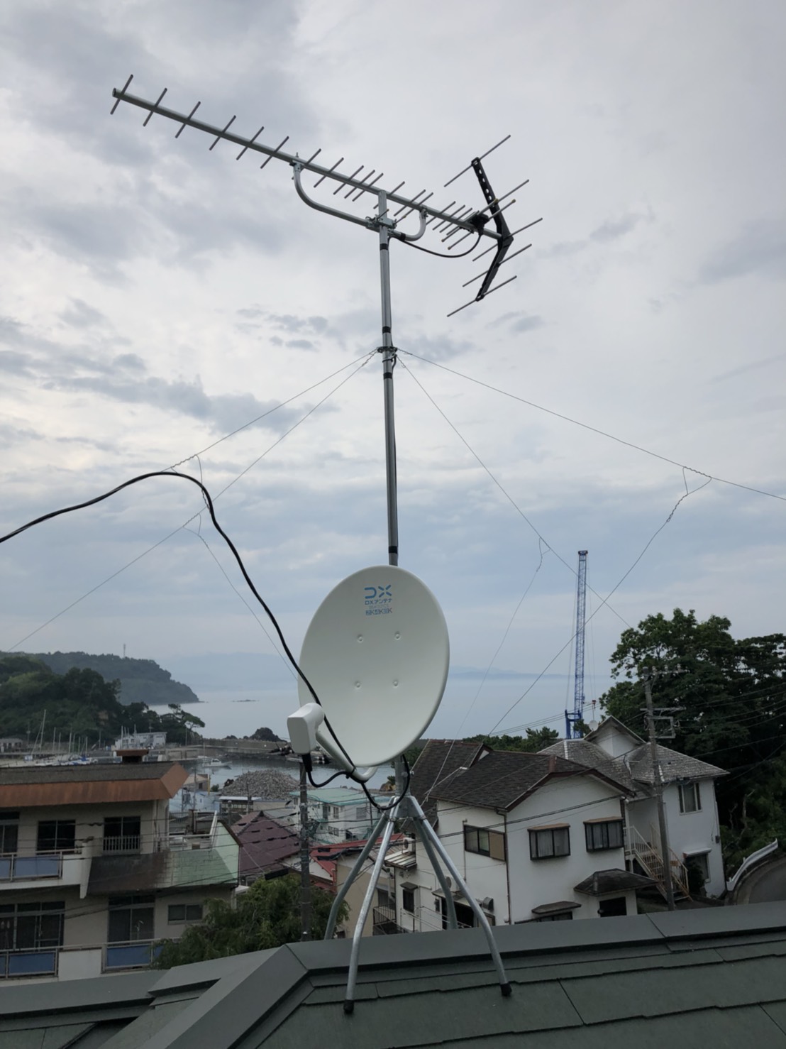 屋根上に設置したUHFアンテナとBS/CSアンテナ