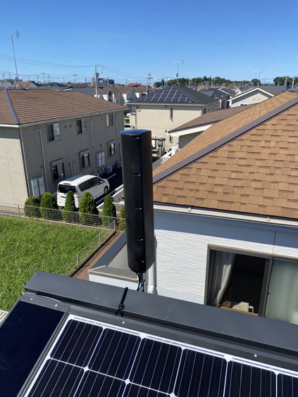 屋根の太陽光パネルとユニコーンアンテナ
