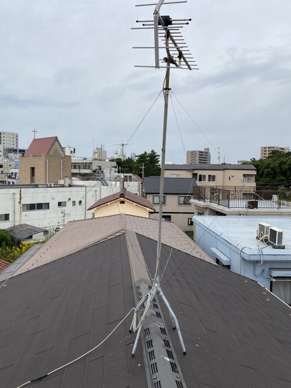 屋根上に設置されていた撤去前の八木式アンテナ