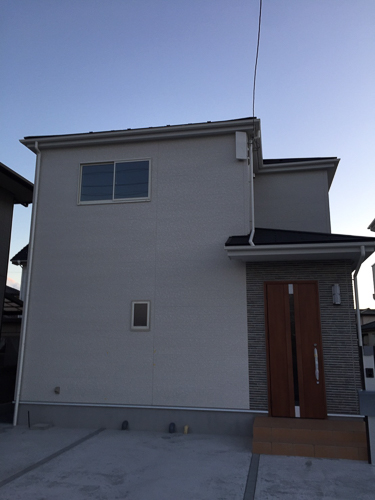 デザインアンテナを外壁に取り付けた戸建住宅