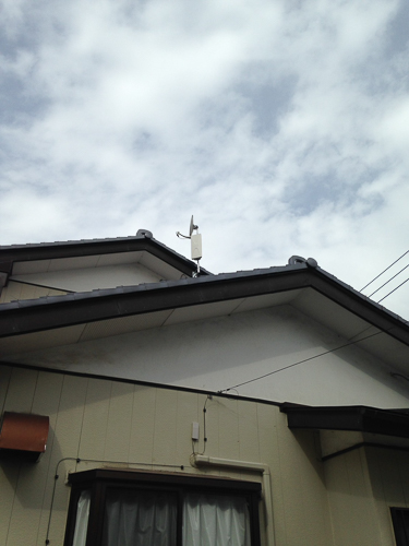 デザインアンテナとBS/CSアンテナを破風板に取り付けた戸建住宅