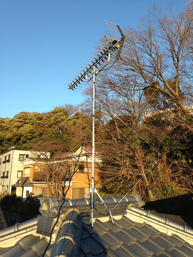 屋根上に設置したパラスタックアンテナ