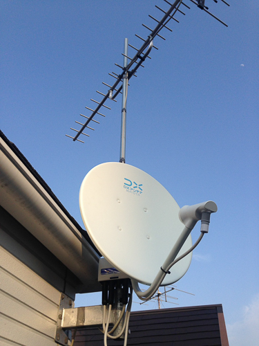 破風板に取り付けたUHFアンテナとBS/CSアンテナ