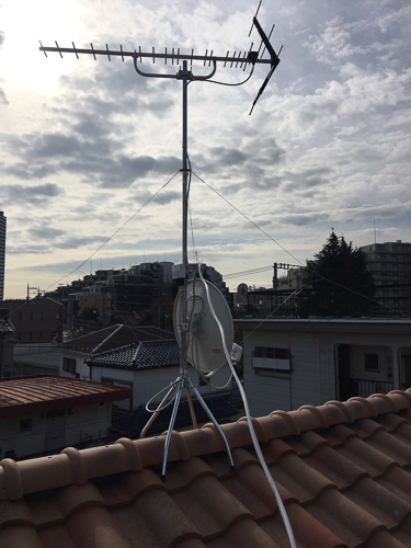 屋根上に設置したUHFアンテナとBS/CSアンテナ