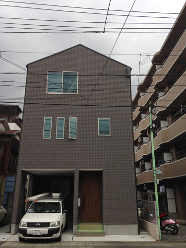 デザインアンテナを外壁に取り付けた3階建住宅