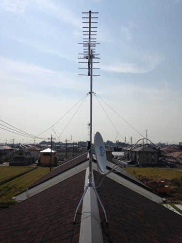 屋根上設置したUHFアンテナとBS/CSアンテナ