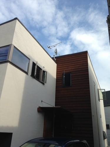 UHFアンテナとBS/CSアンテナを外壁に取り付けた戸建住宅