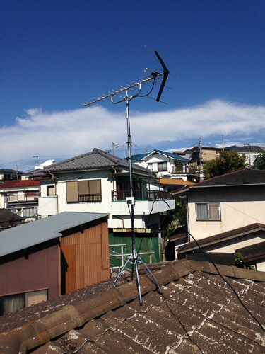 屋根上に設置したUHFアンテナ