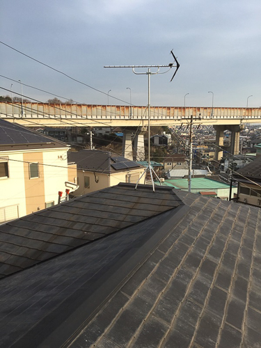 屋根上に設置したUHFアンテナ