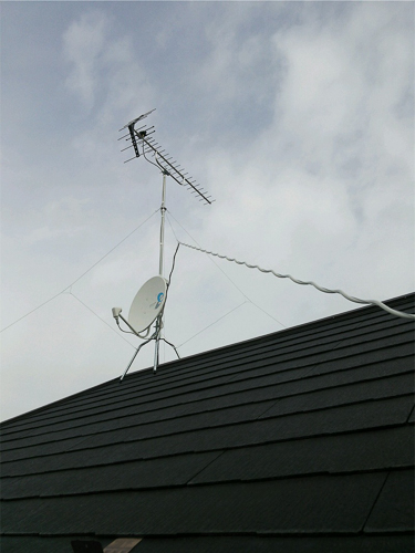 屋根上に設置したUHFアンテナとBS/CSアンテナ