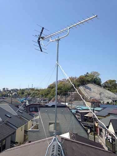 屋根上に設置したUHFアンテナ