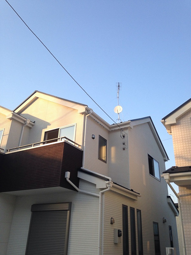 UHFアンテナとBS/CSアンテナを破風板に取り付けた戸建住宅