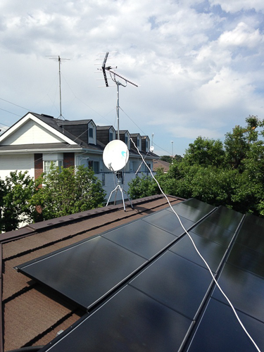 屋根上に設置したUHFアンテナとBS/CSアンテナ