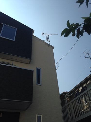 外壁に取り付けたUHFアンテナとBS/CSアンテナ