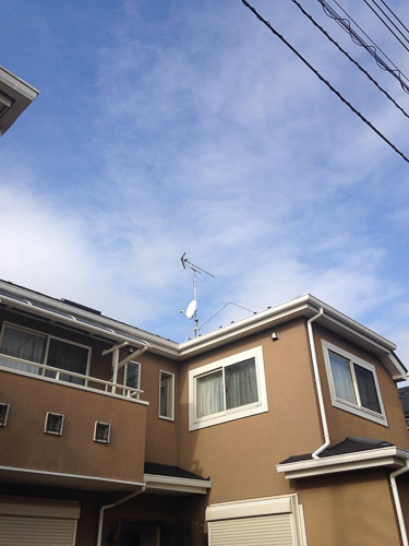 屋根上に設置したUHFアンテナとBS/CSアンテナ