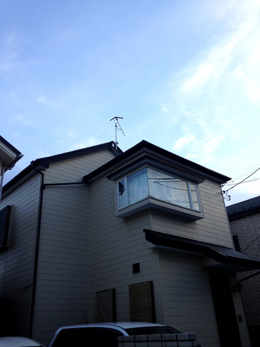 UHFアンテナを破風板に取り付けた戸建住宅
