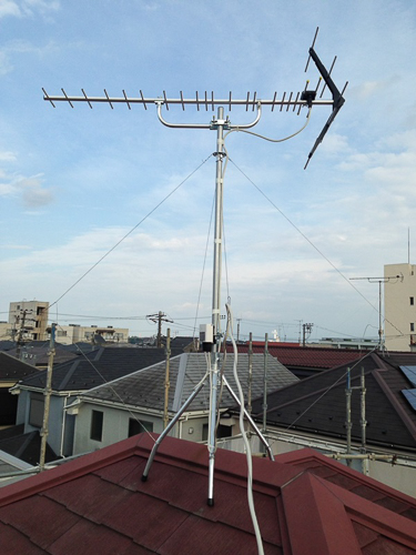屋根上に設置したUHFアンテナ