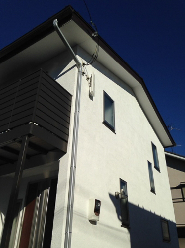 デザインアンテナを外壁に取り付けた戸建住宅