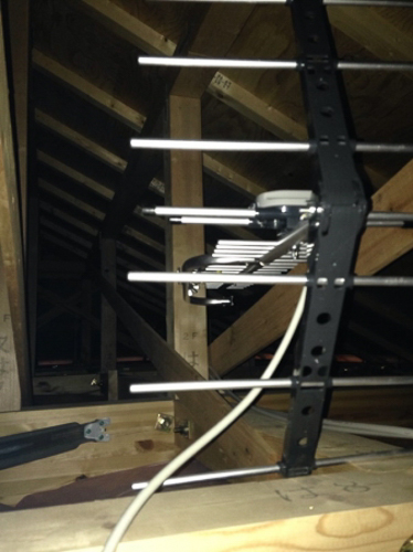 屋根裏に設置したUHFアンテナ