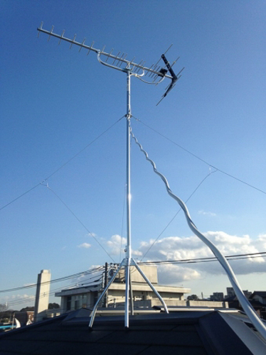 屋根上に設置したUHFアンテナ