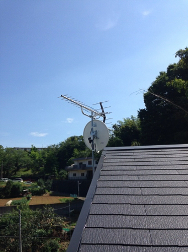 UHFアンテナとBS/CSアンテナを破風板に取り付けた戸建住宅