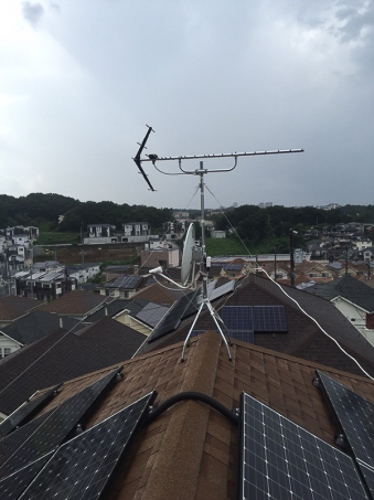 屋根上に設置したUHFアンテナとBS/CSアンテナ