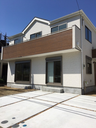 デザインアンテナを外壁に取り付けた戸建住宅