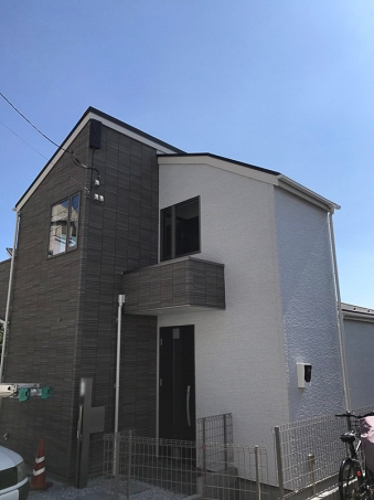 デザインアンテナを外壁に取り付けた戸建住宅