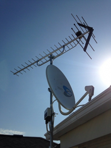 戸建住宅に取り付けたUHFアンテナとBS/CSアンテナ