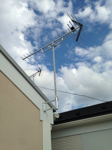 破風板に取り付けたUHFアンテナ