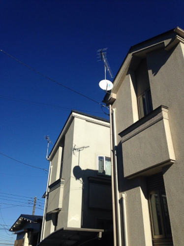 UHFアンテナとBS/CSアンテナを破風板に取り付けた戸建住宅