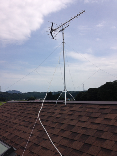 屋根上に設置したUHFアンテナ