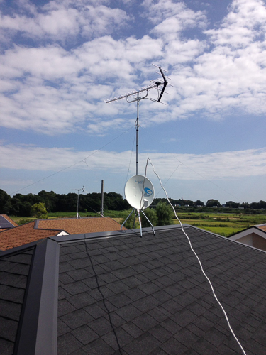 屋根上に設置したUHFアンテナとBS/CSアンテナ