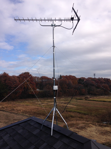 屋根上に設置したUHFアンテナ