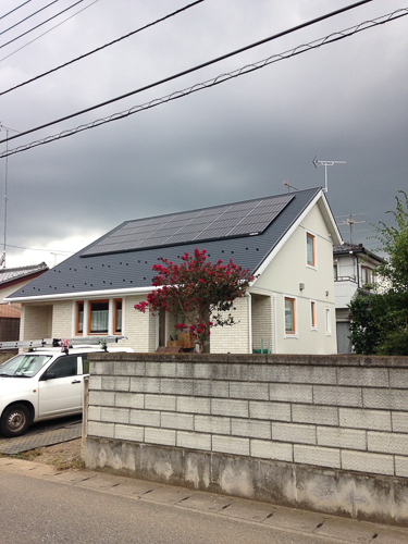 UHFアンテナを破風板に取り付けた戸建住宅