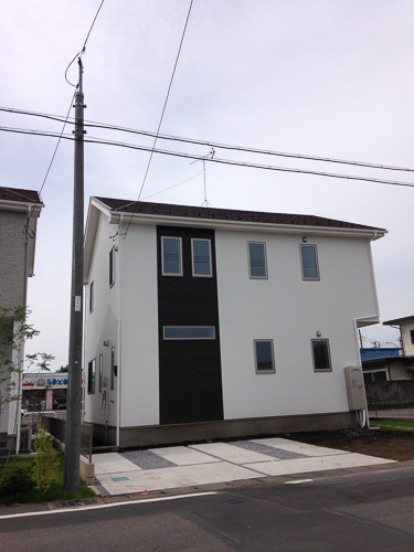 UHFアンテナを屋根上設置した戸建住宅