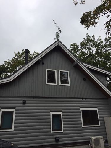 UHFアンテナとBS/CSアンテナを設置した戸建住宅