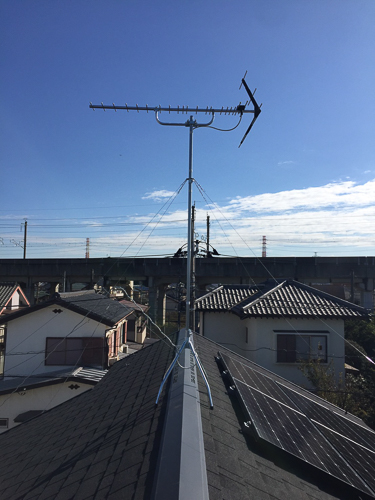 屋根上に設置したUHFアンテナ