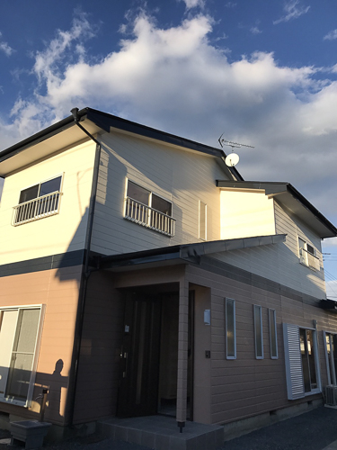 UHFアンテナとBS/CSアンテナを破風板に取り付けた戸建住宅