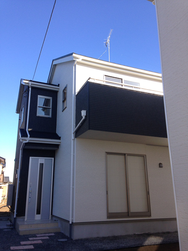 UHFアンテナを屋根上に設置した戸建住宅