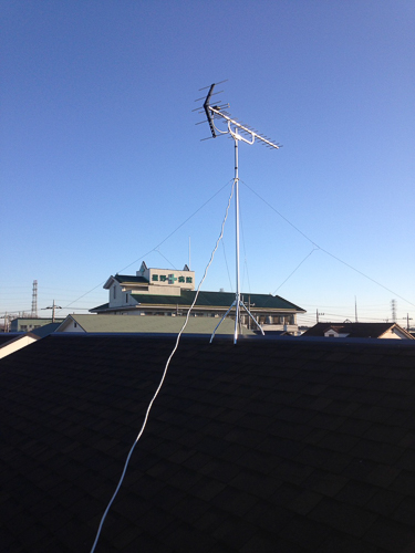 屋根上に設置したUHFアンテナ