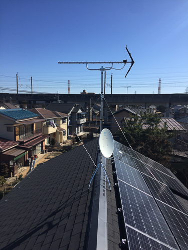 屋根上に設置したUHFアンテナとBS/CSアンテナ