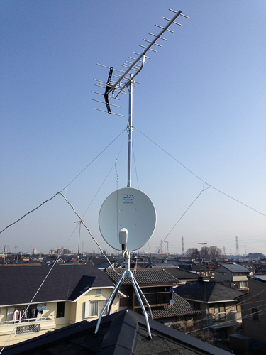 屋根上に設置したUHFアンテナとBS/CSアンテナ