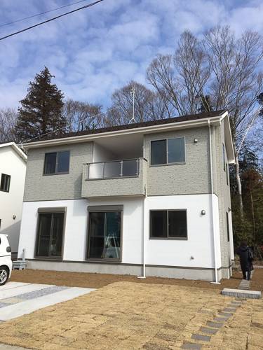 UHFアンテナを屋根上に設置した戸建住宅