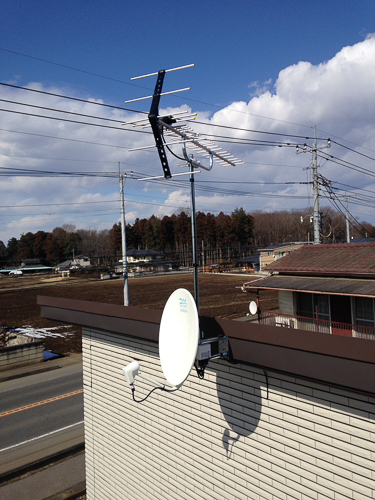 破風板に取り付けたUHFアンテナとBS/CSアンテナ