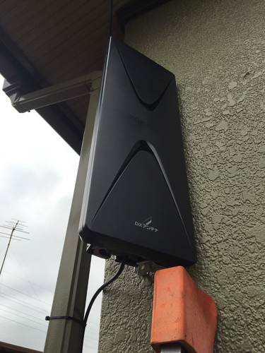 外壁に取り付けたデザインアンテナ