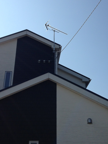 破風板に取り付けたUHFアンテナ