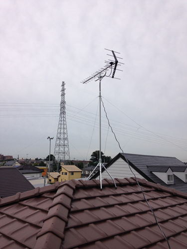 屋根上に設置したUHFアンテナ